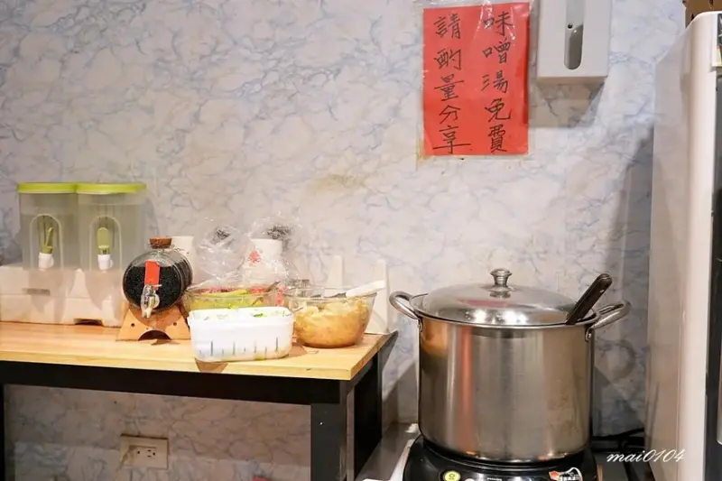 沒有招牌、隱藏在市場裡的日式料理，料多味美的味增湯免費喝到飽
