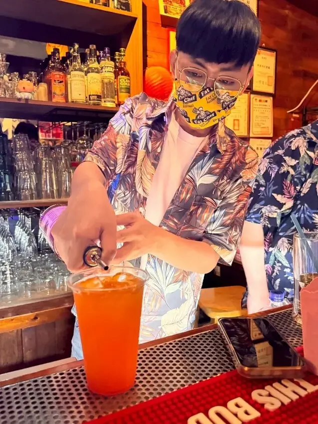 台南餐酒館【胖廚西式音樂餐廳】花襯衫狂歡駐唱生日趴│700元