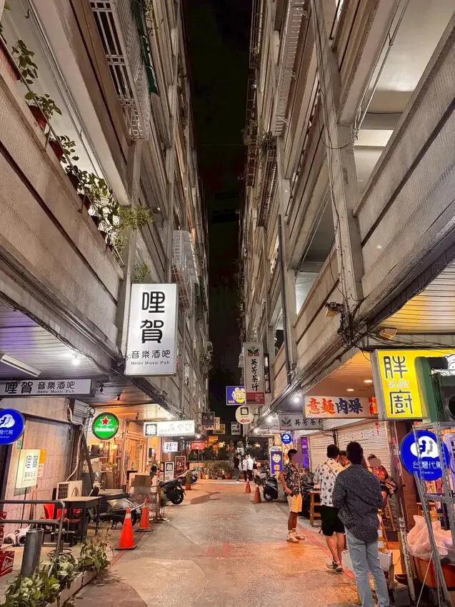 台南餐酒館【胖廚西式音樂餐廳】花襯衫狂歡駐唱生日趴│700元