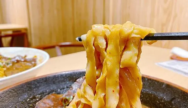 桃園牛肉麵推薦│集英會牛肉麵-武陵店，推宮廷麻辣牛肉麵，涼拌魚皮│桃園美食推薦-26.jpg
