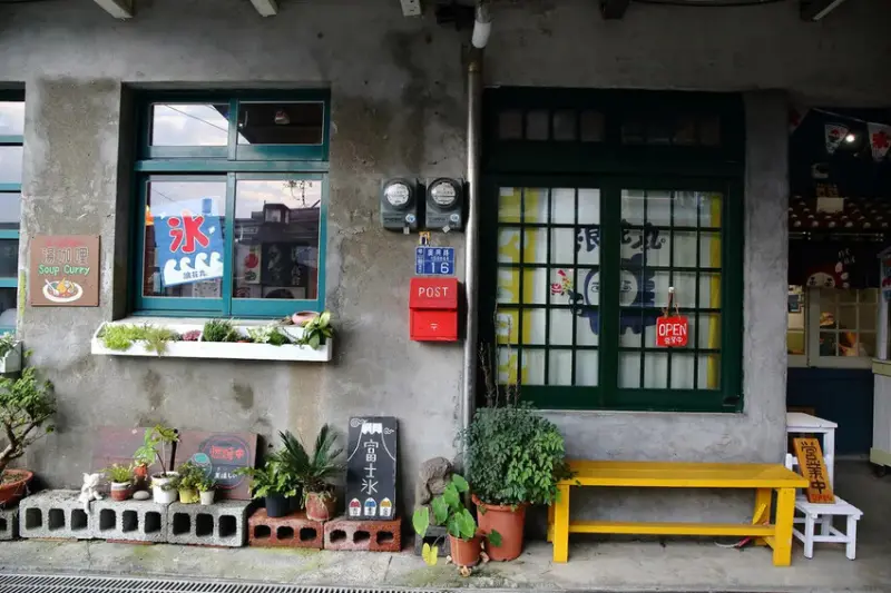 浪花丸かき氷 宜蘭本店，招牌彩色小熊刨冰和藍色富士山冰，可愛