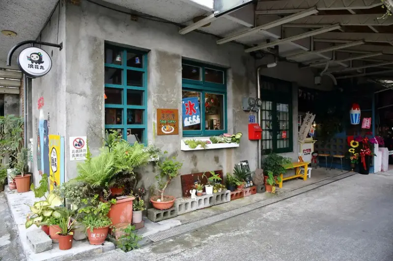 浪花丸かき氷 宜蘭本店，招牌彩色小熊刨冰和藍色富士山冰，可愛