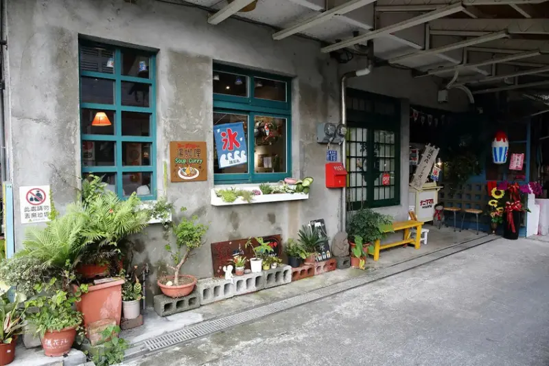 浪花丸かき氷 宜蘭本店，招牌彩色小熊刨冰和藍色富士山冰，可愛