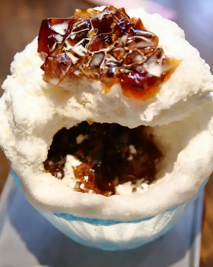 浪花丸かき氷 宜蘭本店，招牌彩色小熊刨冰和藍色富士山冰，可愛