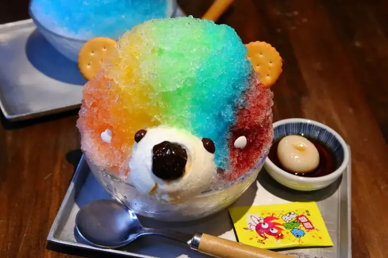 浪花丸かき氷 宜蘭本店，招牌彩色小熊刨冰和藍色富士山冰，可愛