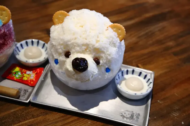 浪花丸かき氷 宜蘭本店，招牌彩色小熊刨冰和藍色富士山冰，可愛