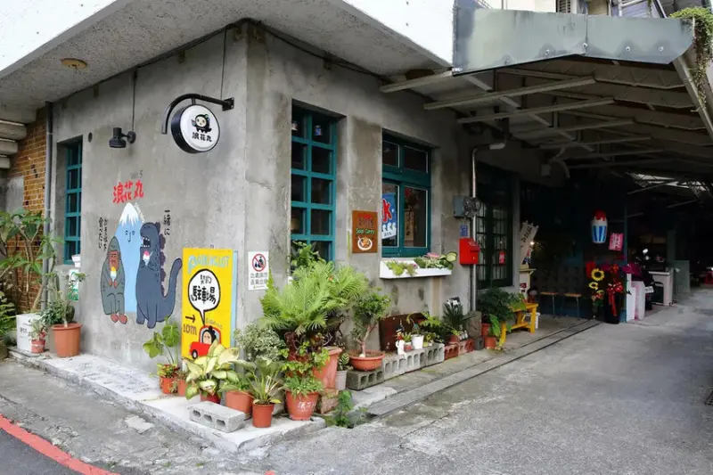 浪花丸かき氷 宜蘭本店，招牌彩色小熊刨冰和藍色富士山冰，可愛