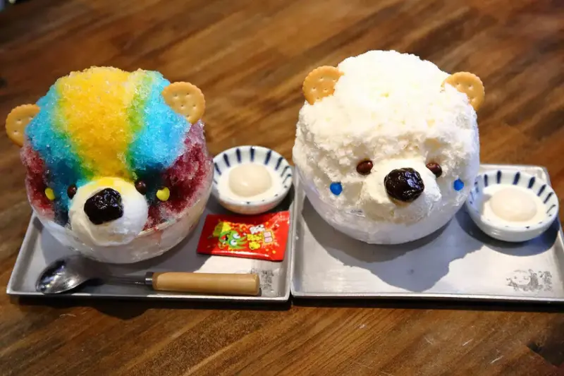 浪花丸かき氷 宜蘭本店，招牌彩色小熊刨冰和藍色富士山冰，可愛