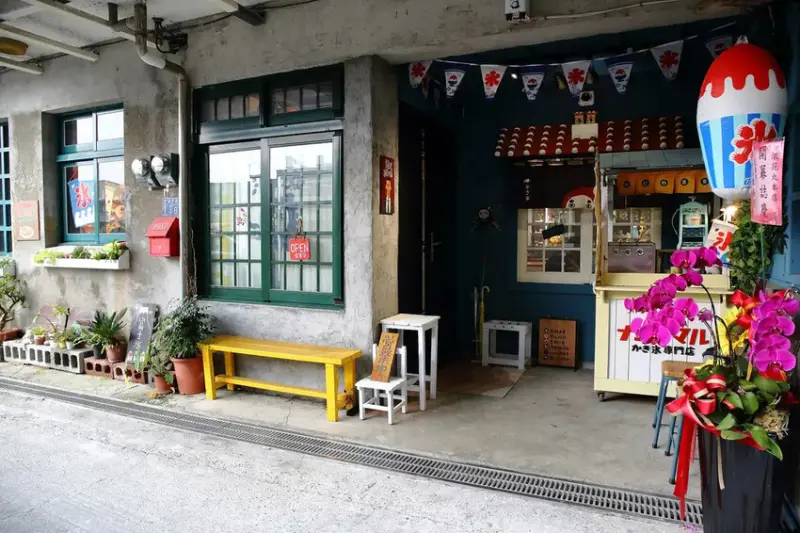 浪花丸かき氷 宜蘭本店，招牌彩色小熊刨冰和藍色富士山冰，可愛