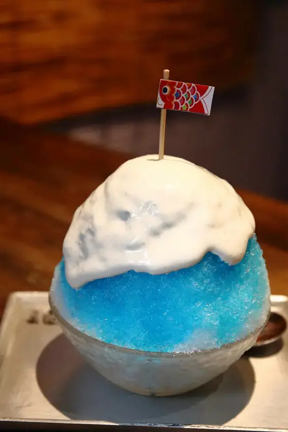 浪花丸かき氷 宜蘭本店，招牌彩色小熊刨冰和藍色富士山冰，可愛