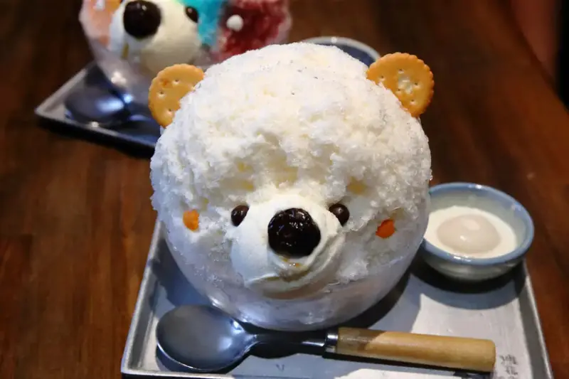 浪花丸かき氷 宜蘭本店，招牌彩色小熊刨冰和藍色富士山冰，可愛