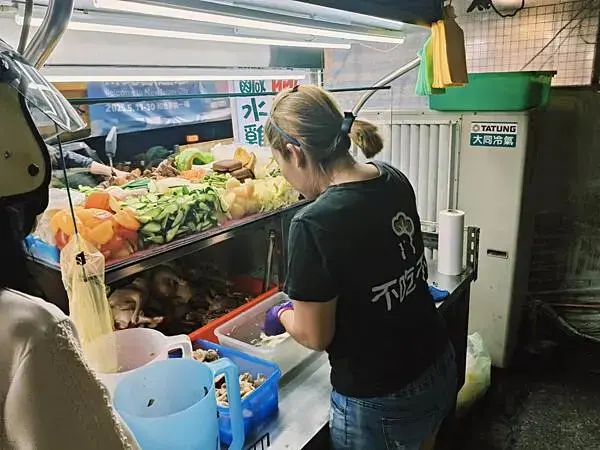 新北鶯歌不吃不可鹹水鷄南雅店~青菜~鹹水鷄~麻辣鷄~幸福的青