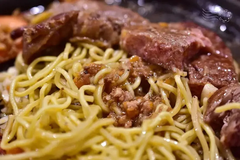 夯尼夯牛排中壢店:鐵板麵