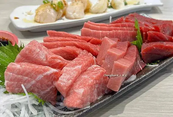 屏東東港華僑市場【宏將生魚片&日式手作料理】魚肉現切看得到，