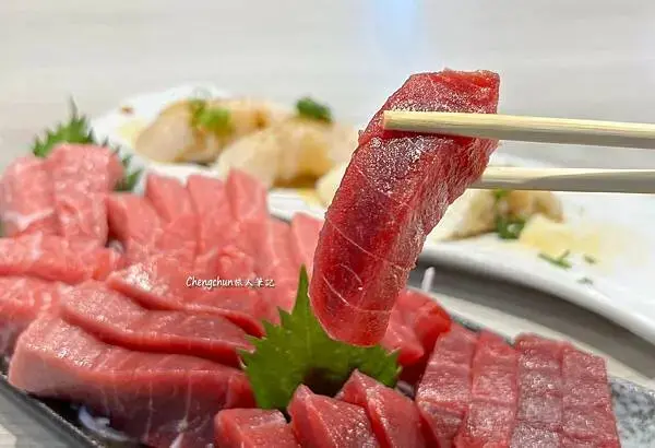 屏東東港華僑市場【宏將生魚片&日式手作料理】魚肉現切看得到，