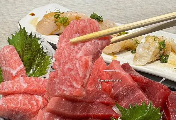 屏東東港華僑市場【宏將生魚片&日式手作料理】魚肉現切看得到，