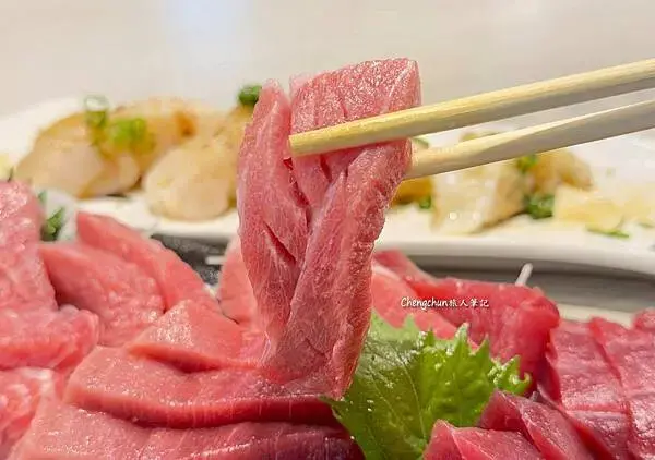 屏東東港華僑市場【宏將生魚片&日式手作料理】魚肉現切看得到，