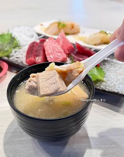 屏東東港華僑市場【宏將生魚片&日式手作料理】魚肉現切看得到，