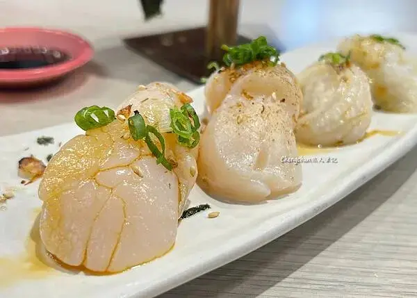 屏東東港華僑市場【宏將生魚片&日式手作料理】魚肉現切看得到，