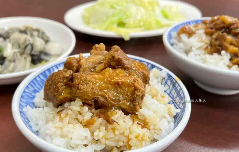高雄鳳山美食【小江周手切肉燥】好呷ㄟ軟骨飯、手切滷肉飯 !