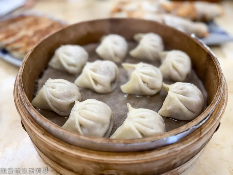 【屏東食記】北平孔家小館(東港店) - 滿滿鮮甜湯汁的蒸餃，捲餅超酥吃過很難忘