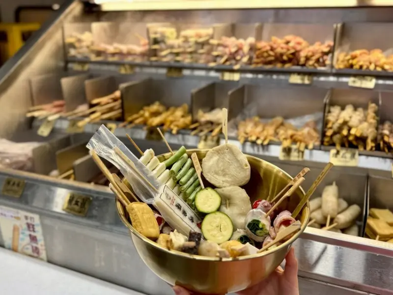 【羅東美食推薦】焦糖楓串燒連鎖第一品牌羅東店：多達60種品項，品味無油炸的戀愛系鹹甜風味串燒，近羅東夜市宵夜聚餐外帶推薦