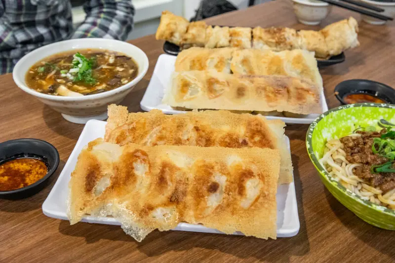 桃園中壢必訪來甲餃子！超大冰花煎餃外酥內爆汁，值得一嚐的絕佳美食