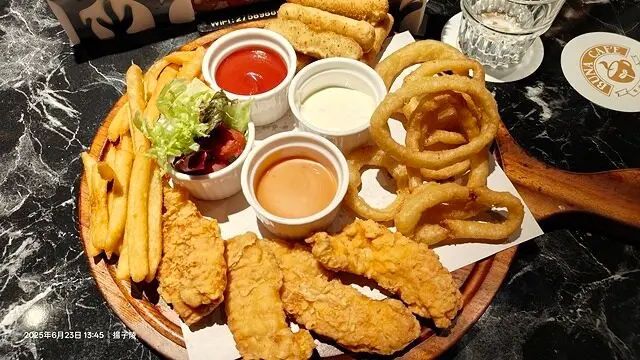 2025 BUNA CAF'E 布納咖啡館 信義館🍜☕，藏身信義鬧區的不限時秘境咖啡館，美食與文青氛圍一次滿足。