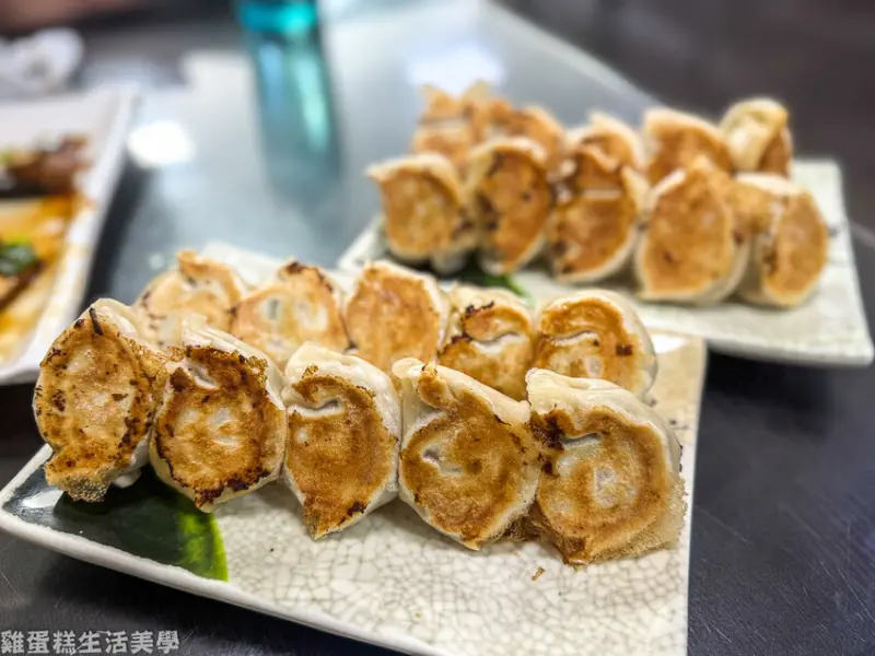 【苗栗食記】天涯海餃 - 煎餃外皮焦脆，內餡多汁有滿滿的韭菜