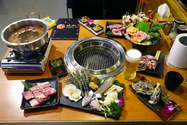桃園市桃園區進化的燒肉吃到飽推薦：燒肉火鍋走向日料美學新境界，桃園福犇燒肉燒肉火鍋吃到飽＋K歌嗨唱不是夢