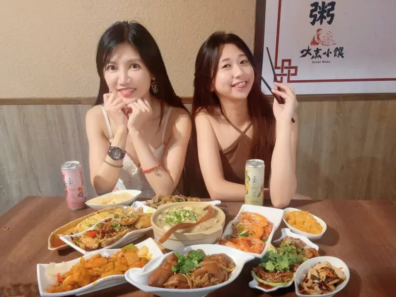 松山美食【台北食記】大烹小饌-福客粥：清粥小菜也能頂級享受！老菜脯雞粥、客家熱炒超下飯，在地人推薦的隱藏版好味道，滿足台味靈魂