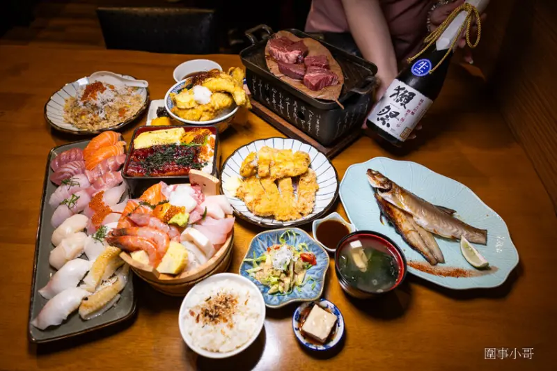 桃園中壢日式料理-魚金海鮮居食屋，中壢圖書館附近巷弄裡的平價日式料理～除了有豪邁的整尾炸鰻魚丼飯跟海鮮木桶，又可以單點可合菜也有無菜單料理呢。（邀約