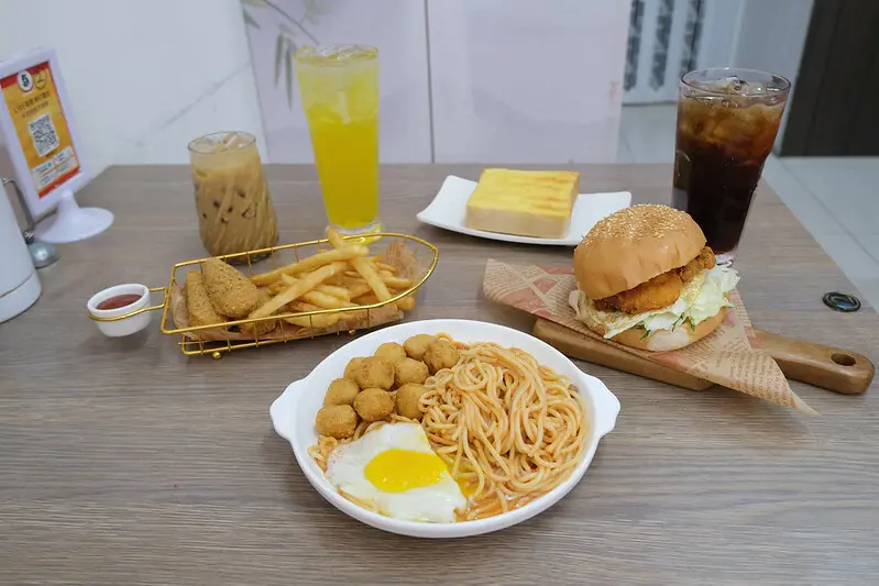 新北八里早餐｜姆姆漢堡早午餐店，卡拉雞腿堡只要$60，便宜好吃、在地人推薦早餐！