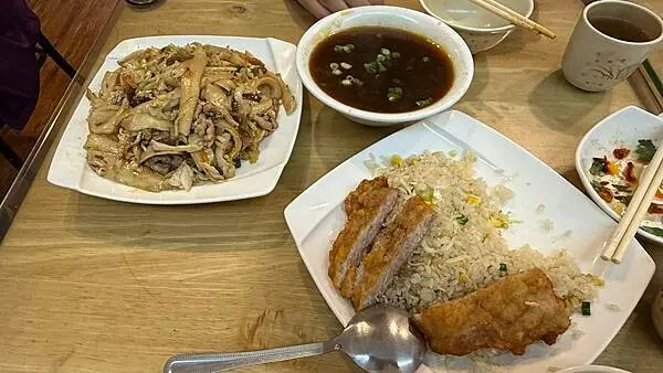 台北中正區巷弄美食【金泰刀削小廚】食尚玩家推薦南門巿場旁/招牌必排骨蛋炒飯平價鼎泰豐/中正紀念堂站附近美食/台北CP值高餐廳