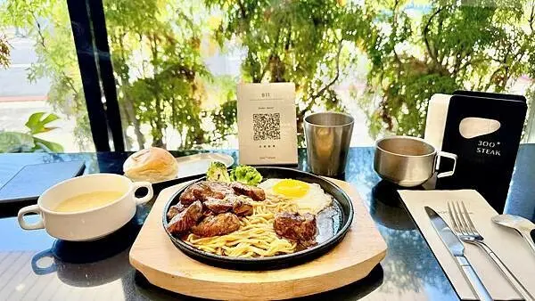 桃園南崁平價有質感牛排館【300° STEAK 南崁店】平價享用精緻牛排/裝潢設計新穎/用餐即享咖啡飲品玉米濃湯雙淇淋無限享用/蘆竹運動中心旁/桃園CP值高牛排館