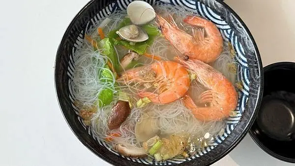 基隆平價海景餐廳【錢有村海鮮米粉】台版小沖繩/大武崙沙灘旁海景第一排/浪漫玻璃屋享用海鮮料理/招牌必點鮮蝦米粉130元/基隆吃飯看海享受超Chill景觀餐廳