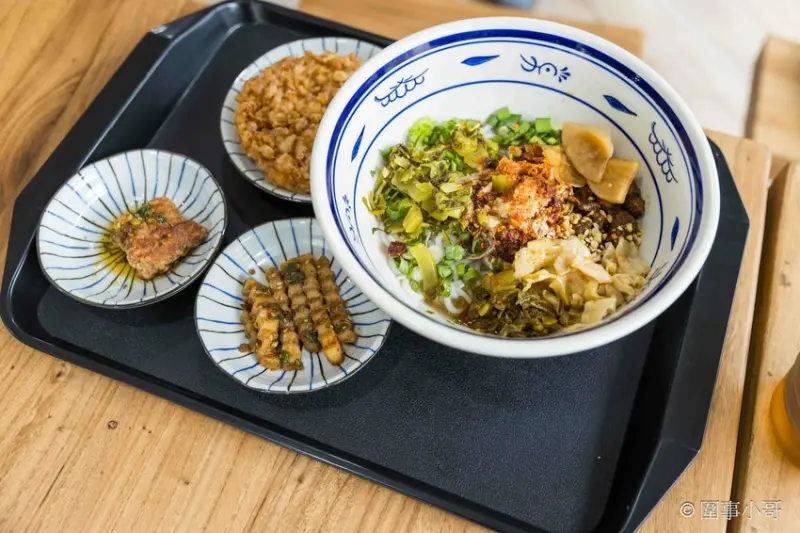 宜蘭羅東美食推薦-甩壹碗雲南米線專賣店，十幾種佐料任你加，老闆記憶裡的雲南米線就要這樣吃才好吃！！！