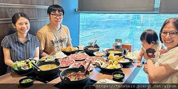 【信義區火鍋】鼎楓寶島火鍋ATT店 │ 百貨商圈最佳C/P值吃到飽！＂台式爆炒湯底+炙燒鮮肉+無敵自助吧＂神組合，非吃不可！