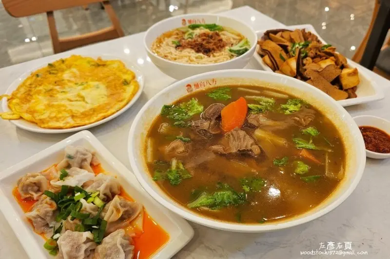 台南新市區《麵向八方 新市店》旗艦店｜台南蔡連鎖企業｜超質感新台式麵店｜送餐機器人來上菜｜菜單