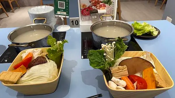 林口A8新開火鍋【白桃鮮食鍋物饗宴】平日商業午餐249元起附餐吃到飽/咖哩飯麵食霜淇淋自助吧無限享用/附設親子遊樂區/林口CP值高火鍋店/林口親子友善餐廳