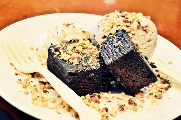 當假日冬天的台北下著掃興的雨,沒有事先訂下午茶,怎麼辦呢!？那就來點hot stone吧!!!