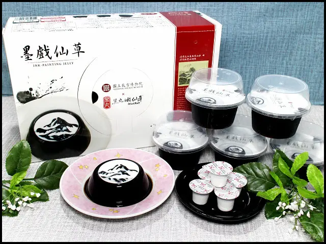 【限量販售】墨戲仙草禮盒～超神奇！國立故宮博物院x黑丸嫩仙草金獎作品，倒入開元食品戀奶精球，名畫立即呈現！