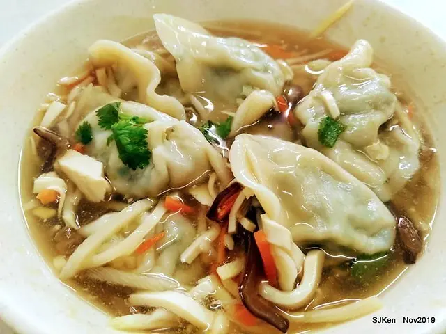 (台北中山堂周邊巷弄美食)「蘇記餃子館」--- 過癮帶勁的美味「酸辣湯餃」與「什錦炒麵」