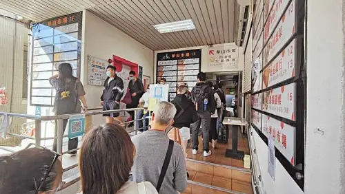 【還沒開店就大排長龍！從來沒停過的爆人氣店家！】從二樓排到一樓的轉角、轉角、轉角處，爆誇張的排隊人潮