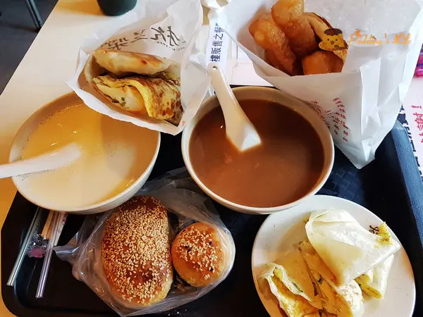 【台北早餐】外國人來台必吃中式早點《阜杭豆漿》華山市場內人氣燒餅油條豆漿