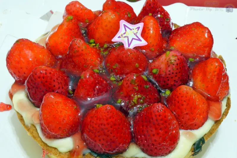 【北車CP高草莓蛋糕】爆滿滿草莓塔只要300元！優仕紳烘焙館 草莓控快衝！就在台北車站超佛心 波士頓草莓只要199元 草莓季母湯錯過