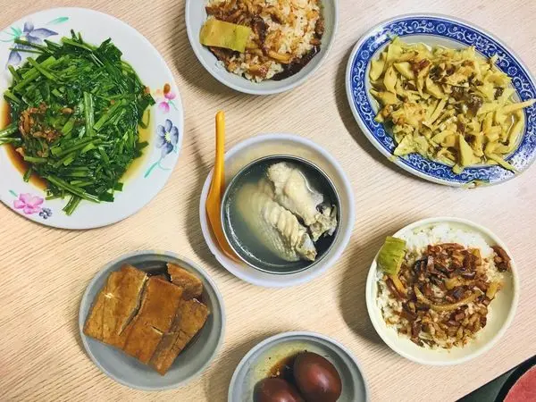 【台北｜中正紀念堂站】金峰魯肉飯＿南門市場大排長龍的傳統魯肉飯＿滿滿一桌古早味小吃超幸福