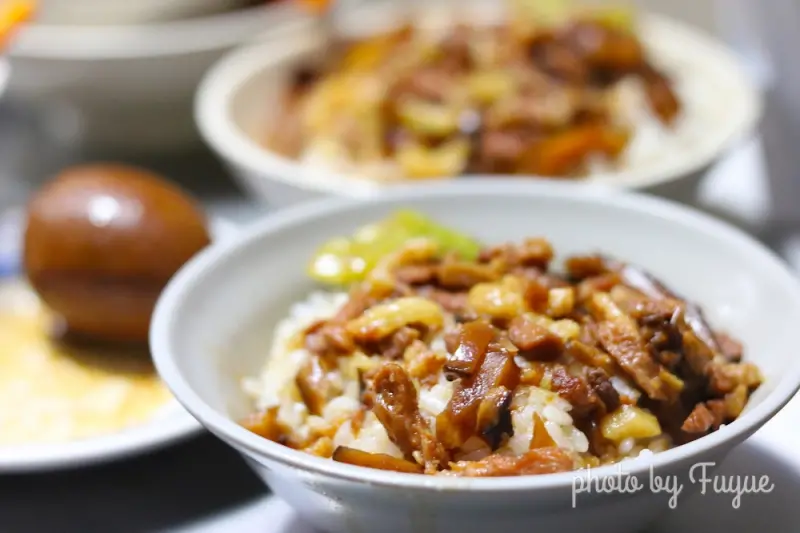 |台北中正‧小吃| 南門市場旁的平價排隊名店《金峰魯肉飯》早餐營業到宵夜時段.捷運中正紀念堂站2號出口