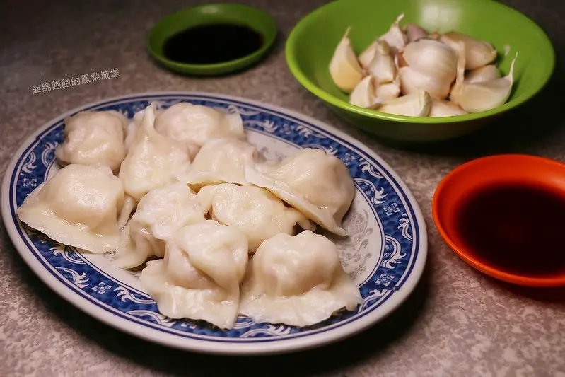 南機場夜市美食『秀昌水餃』韭菜水餃、韭黃水餃、牛肉麵、汕頭乾麵、滷味小菜，菜單價位(捷運小南門站)