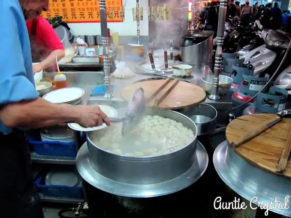 【台北美食推薦】秀昌牛肉麵 南機場夜市好吃韭黃水餃 小菜也是好可口推薦!